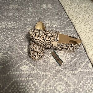 TOMS Women's Tan Leopard Print Flats, size 9, NWT.